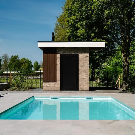 With Private Pool & Hot Tub Dom wakacyjny Waarland