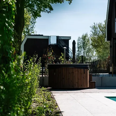 With Private Pool & Hot Tub Dom wakacyjny *