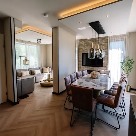 With Private Pool & Hot Tub בית נופש