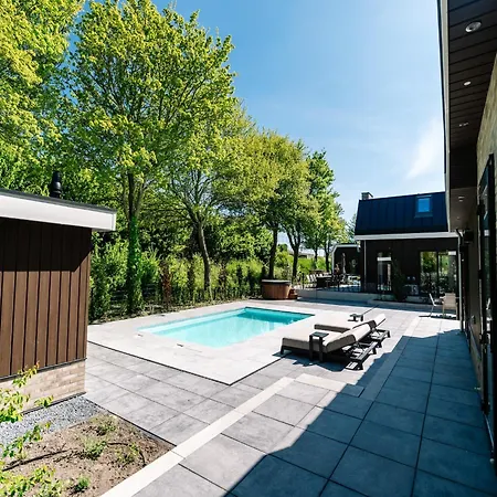 With Private Pool & Hot Tub בית נופש Waarland